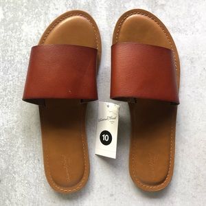 NWT Universal Thread Leather Slides